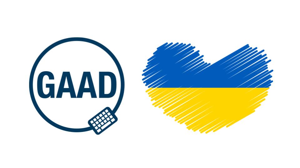 Logo Światowego Dnia Wiedzy o Dostępności składające się z granatowego okręgu, w którego dolnej prawej ćwiartce znajduje się ikona klawiatury. Pośrodku okręgu wielkie, granatowe litery G A A D. Obok logo znajduje się także serce w barwach ukraińskiej flagi: niebiesko-żółte.