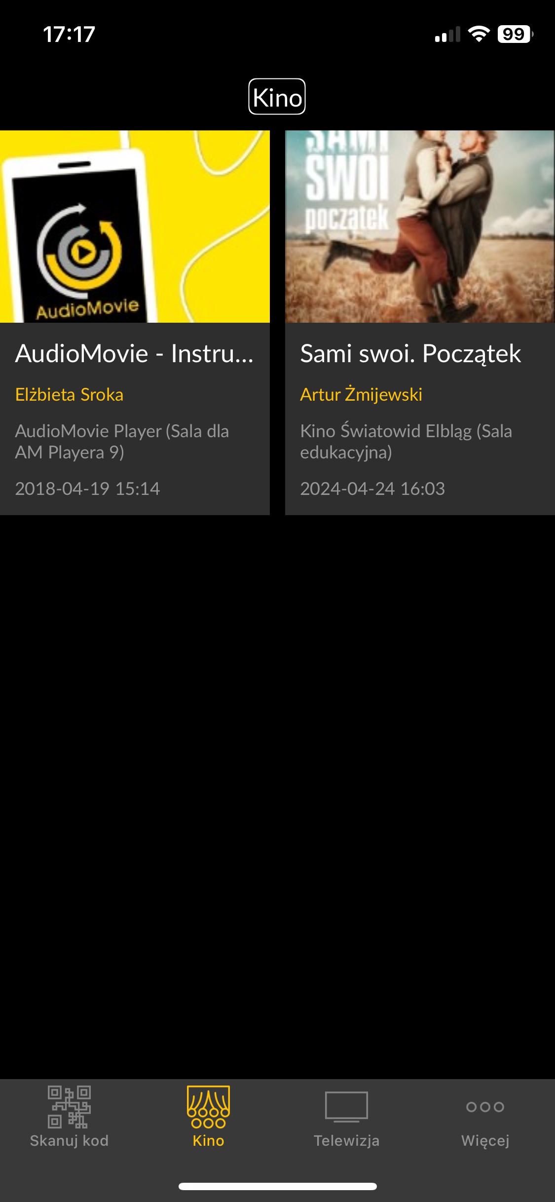 Zrzut ekranu aplikacji AudioMovie. Na czarnym tle dwa plakaty. Na lewo: na żółtym tle grafika telefonu z logiem AudioMovie. Poniżej na szarym prostokącie biały napis AudioMovie – Instru.... Poniżej żółty napis - Elżbieta Sroka. Na dole napis AudioMovie Player (Sala dla AM Playera 9) 2018-04-19 15:15. Na prawo plakat filmu Sami Swoi - początek. Dwóch mężczyzn bije się na polu. Poniżej biały napis “Sami swoi. Początek”. Poniżej żółty napis: Artur Żmijewski. Na dole napis Kino światowid Elbląg (Sala edukacyjna) 2024-04-24 16:03. Na samym dole zrzutu ekranu szary pasek z czterema przyciskami. Od lewej: przycisk “Skanuj kod” z ikoną kodu QR. Przycisk “kino” z ikoną kurtyny. Przycisk “Telewizja” z ikoną telewizora oraz przycisk “więcej” z ikoną trzech kropek w poziomej linii.